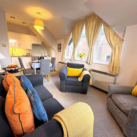 The Courtyard 2 Bedroom Apartments In Central Windsor With Parking ภายนอก รูปภาพ