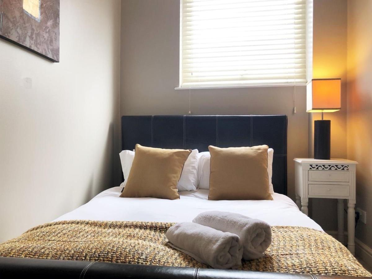 The Courtyard 2 Bedroom Apartments In Central Windsor With Parking ภายนอก รูปภาพ