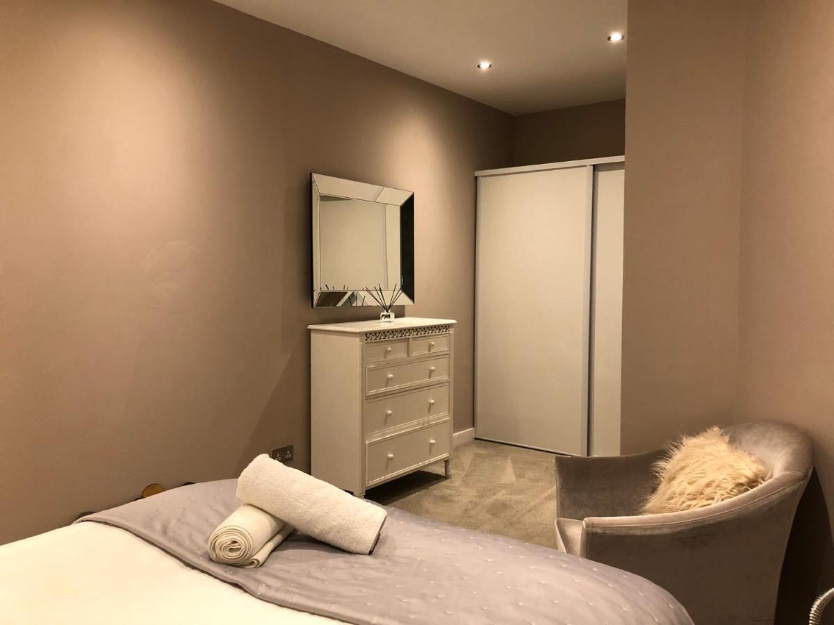 The Courtyard 2 Bedroom Apartments In Central Windsor With Parking ภายนอก รูปภาพ