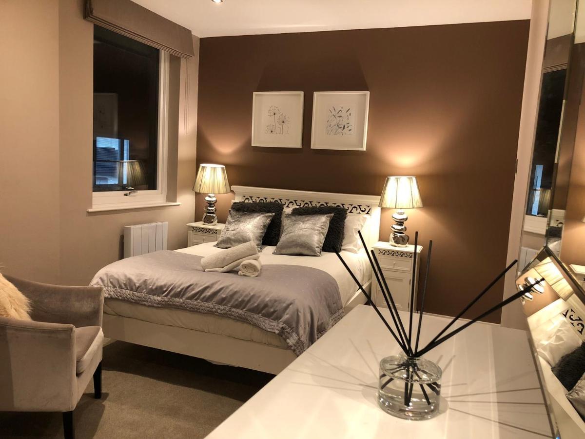The Courtyard 2 Bedroom Apartments In Central Windsor With Parking ภายนอก รูปภาพ
