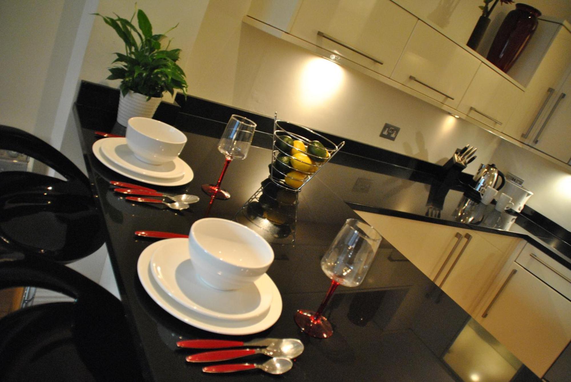 The Courtyard 2 Bedroom Apartments In Central Windsor With Parking ห้อง รูปภาพ