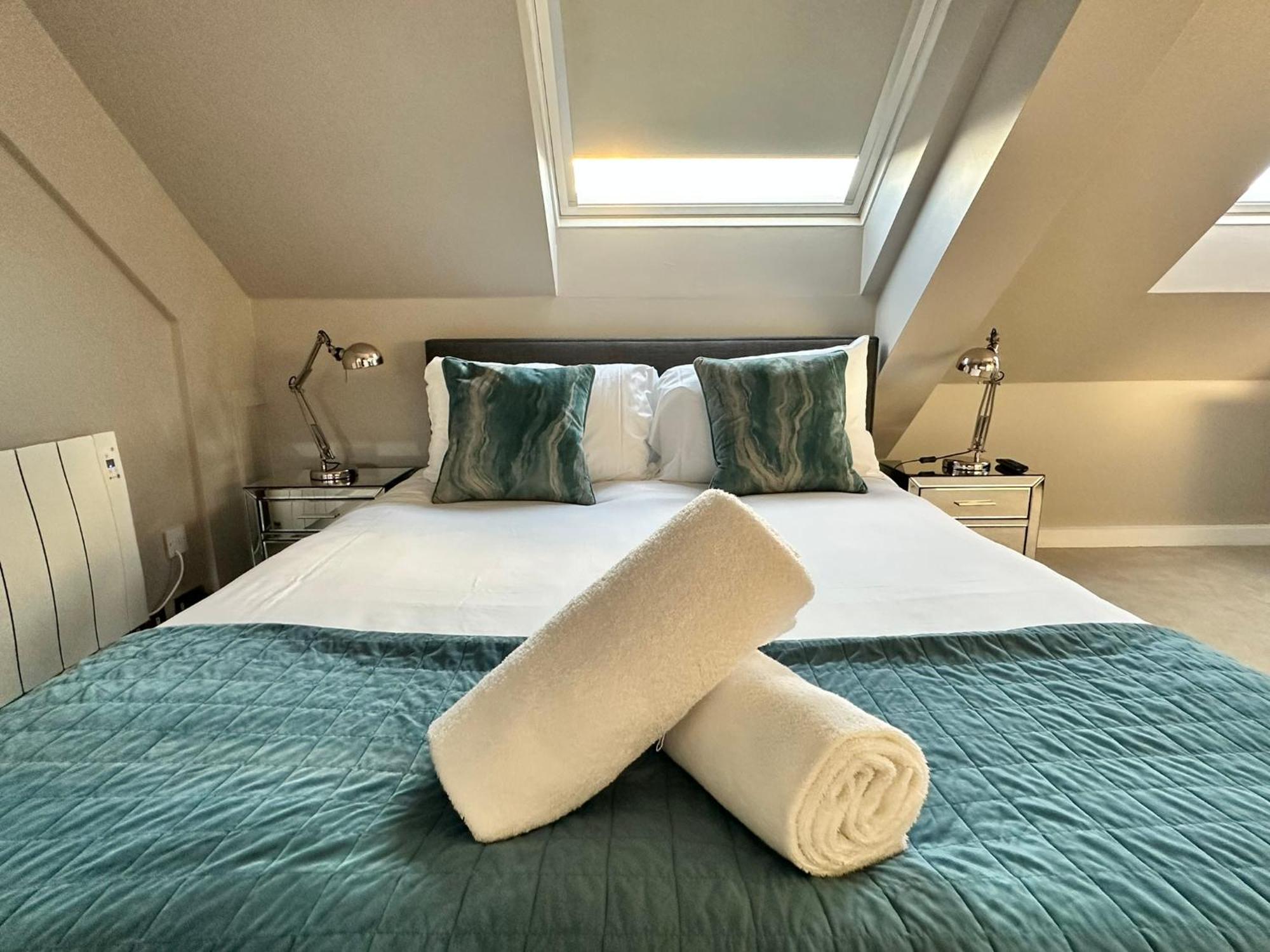 The Courtyard 2 Bedroom Apartments In Central Windsor With Parking ภายนอก รูปภาพ