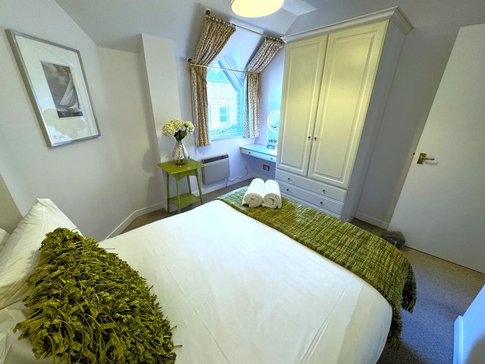 The Courtyard 2 Bedroom Apartments In Central Windsor With Parking ภายนอก รูปภาพ