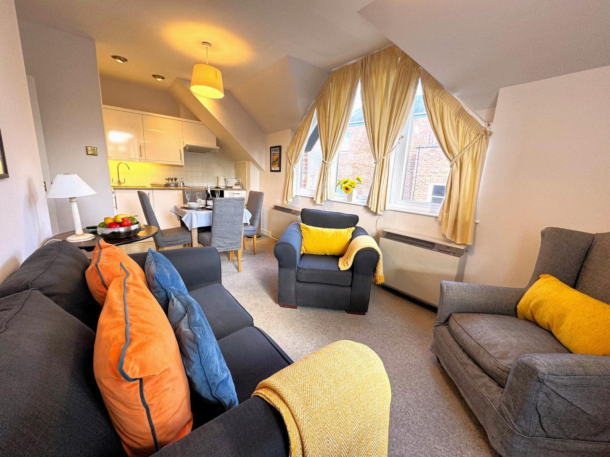 The Courtyard 2 Bedroom Apartments In Central Windsor With Parking ภายนอก รูปภาพ