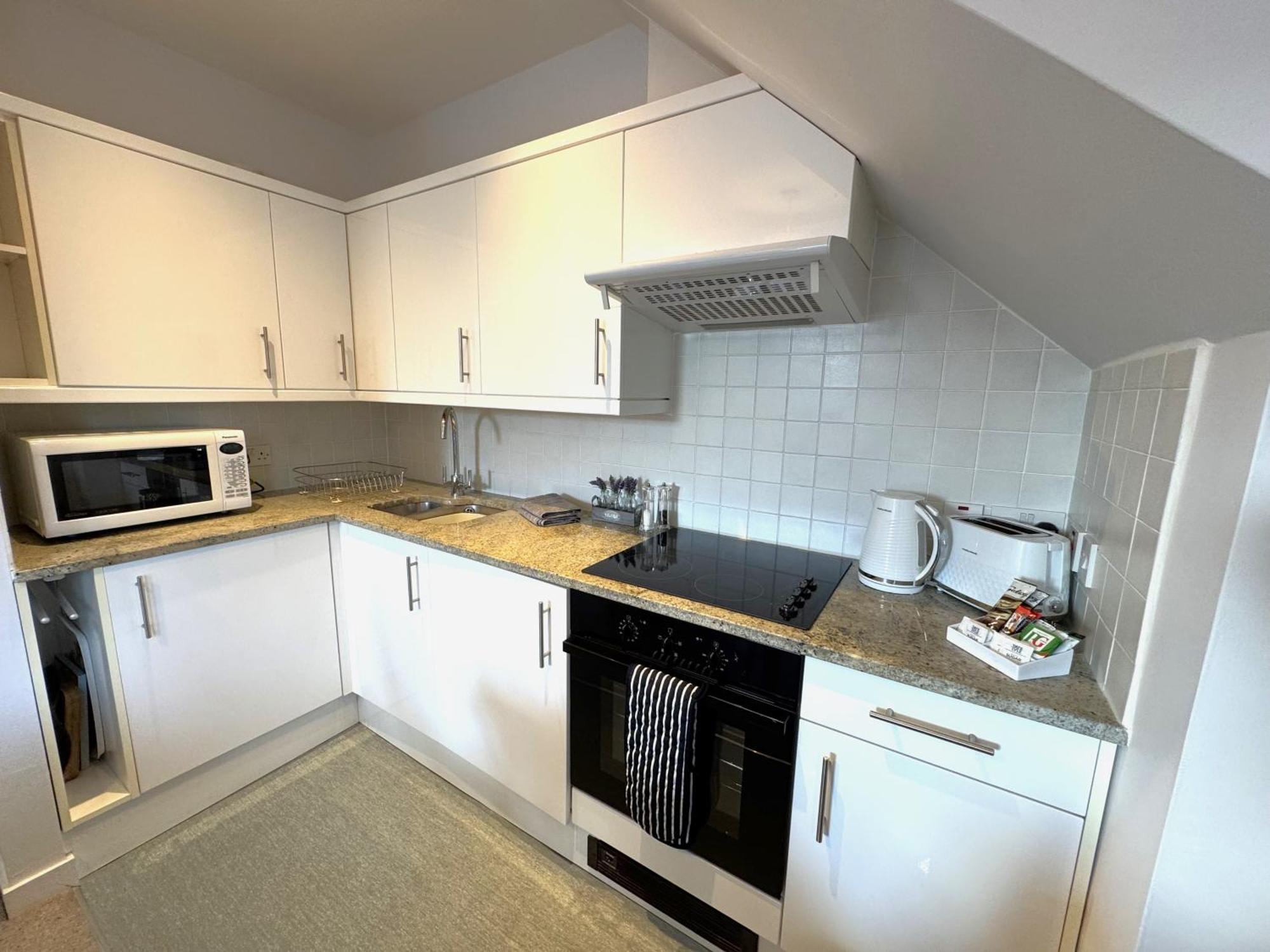 The Courtyard 2 Bedroom Apartments In Central Windsor With Parking ภายนอก รูปภาพ