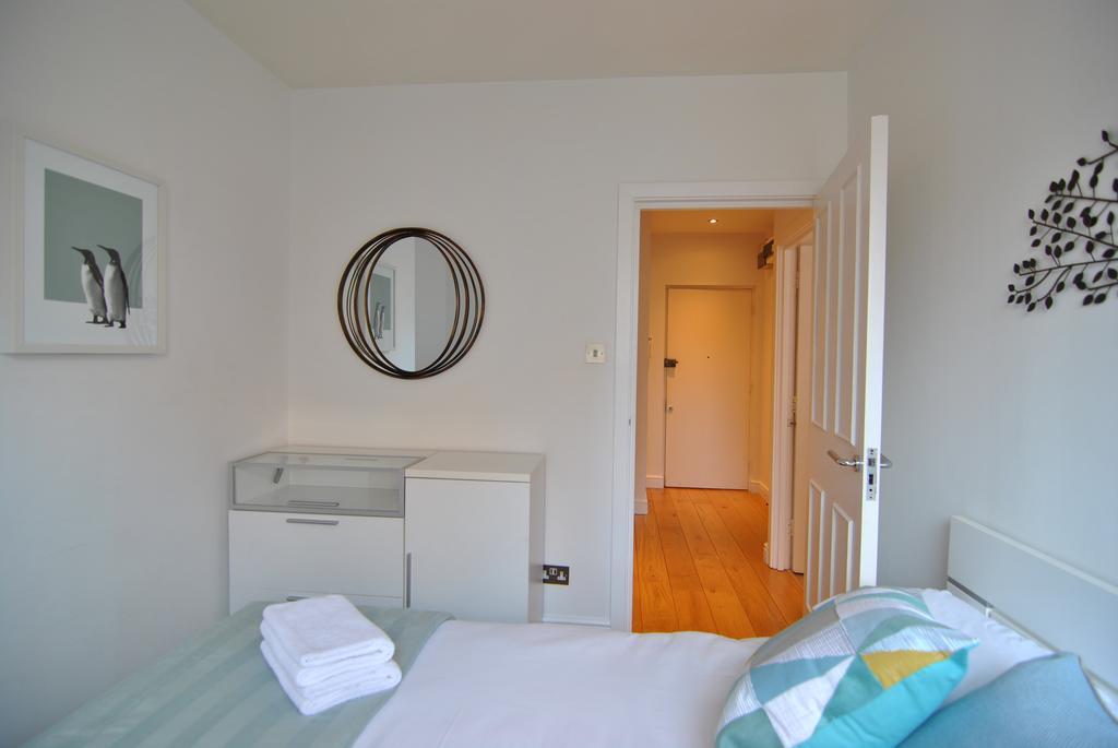 The Courtyard 2 Bedroom Apartments In Central Windsor With Parking ภายนอก รูปภาพ